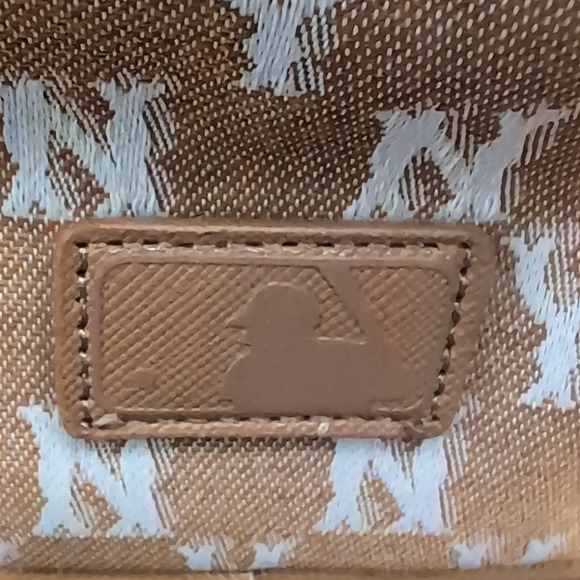 NWT,MLB New York Yankees Tan Jacquard Drawstring Monogramed Crossbody  Bag. - Picture 6 of 12